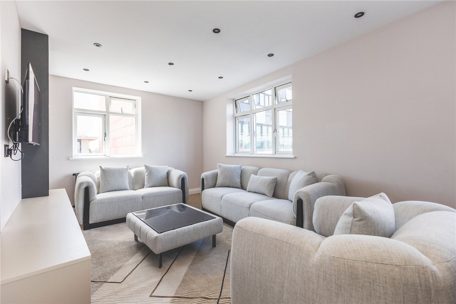 Flat Philpot Street in Greater London