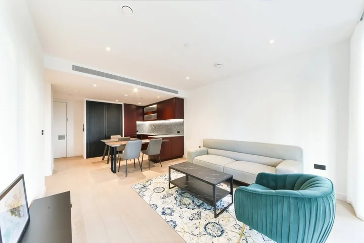 Flat Embassy Gardens in London