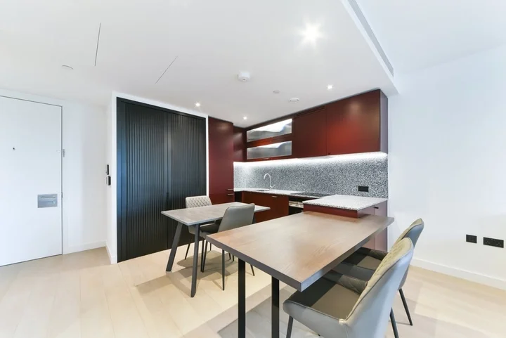 Flat Embassy Gardens in London