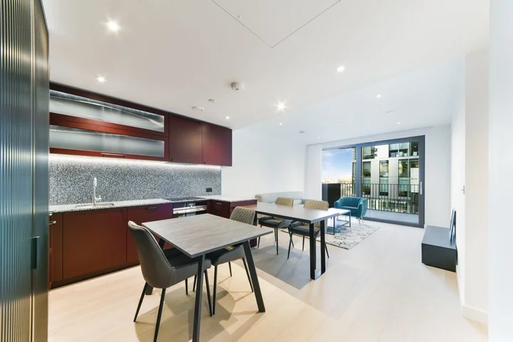 Flat Embassy Gardens in London