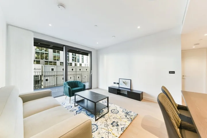 Flat Embassy Gardens in London