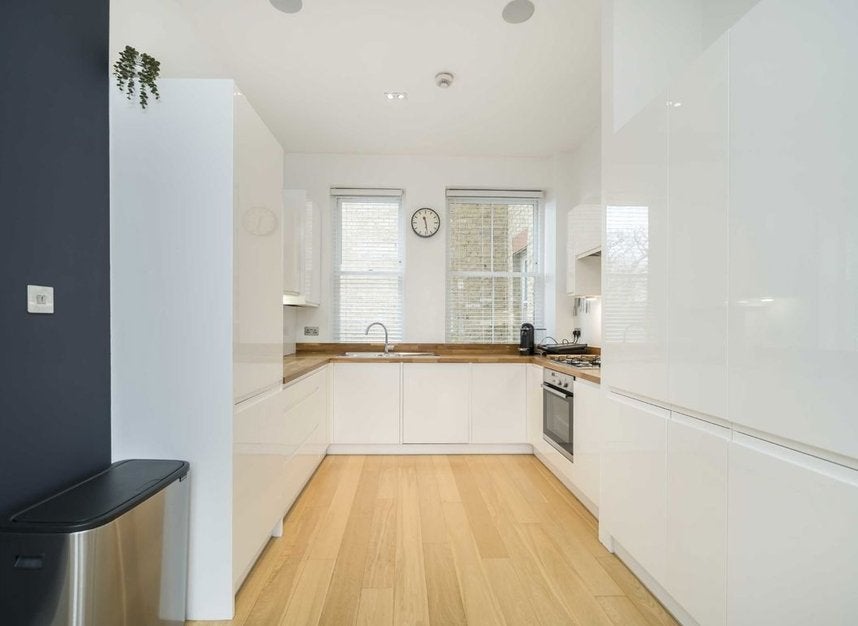 Flat Kingston Road in Greater London