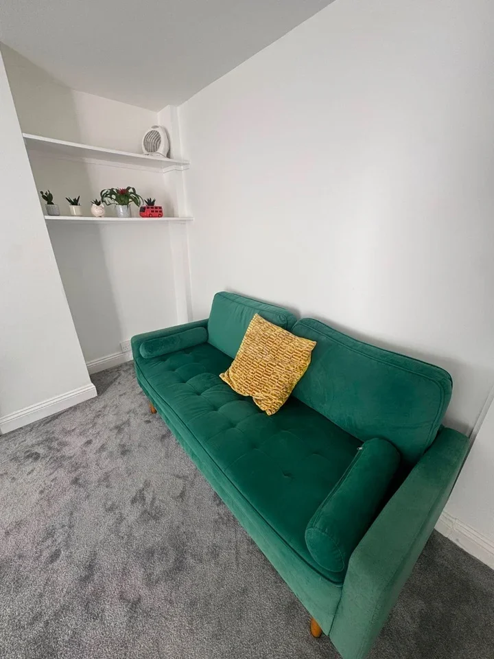 Flat Montague Road in Greater London