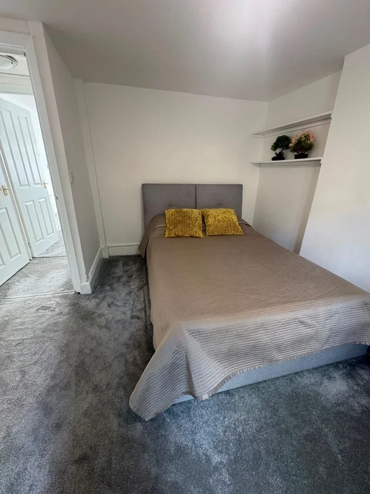 Flat Montague Road in Greater London