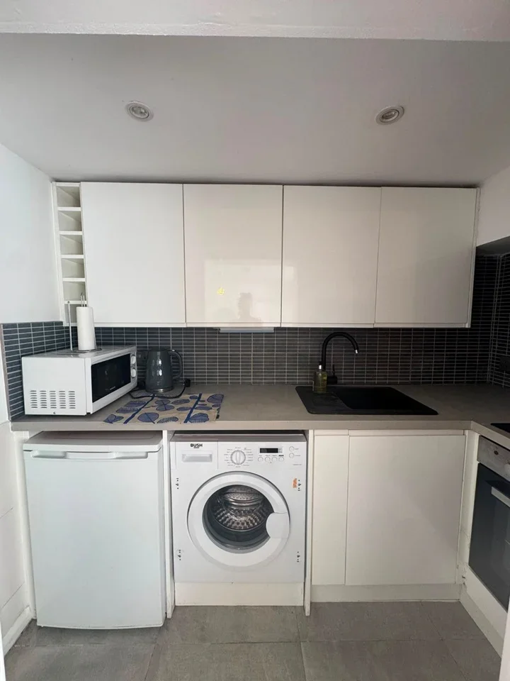 Flat Montague Road in Greater London
