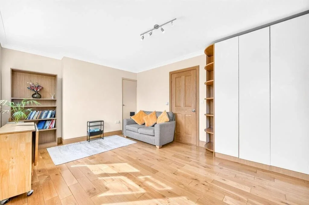 Flat Walpole Close in Greater London