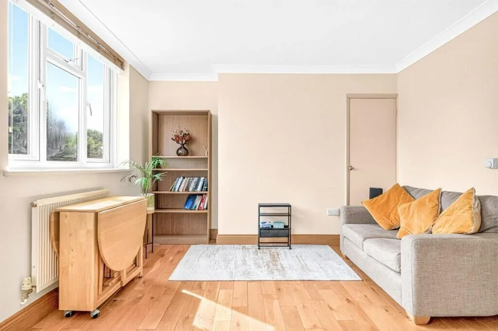 Flat Walpole Close in Greater London
