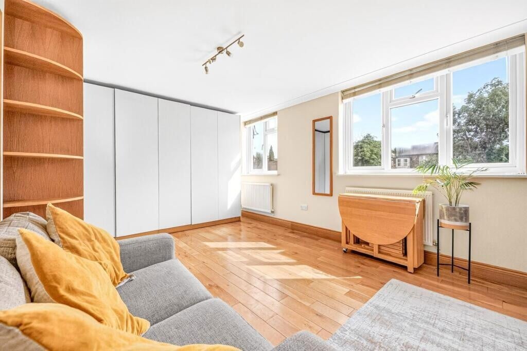 Flat Walpole Close in Greater London