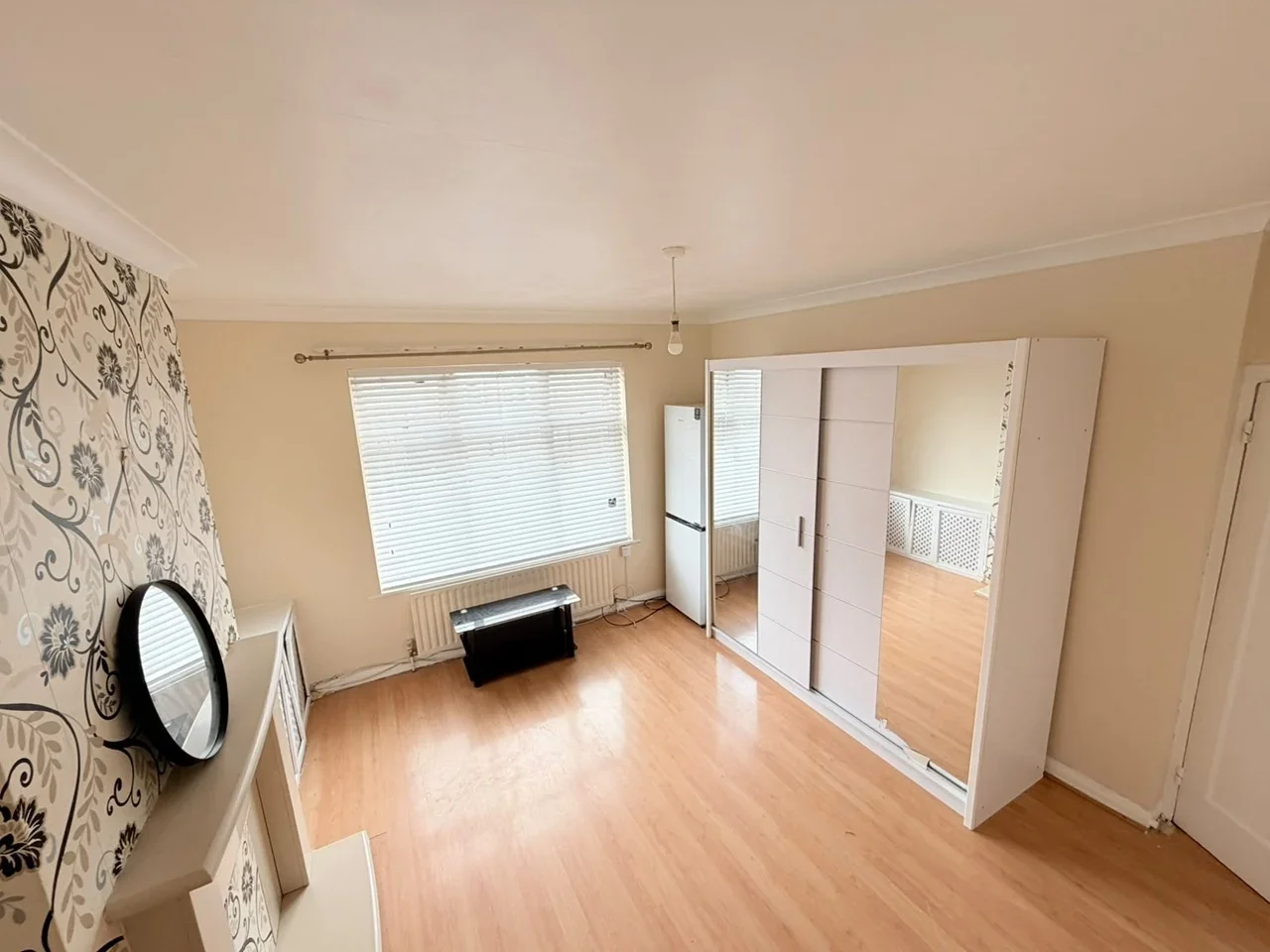 Flat Kenton Avenue in Greater London