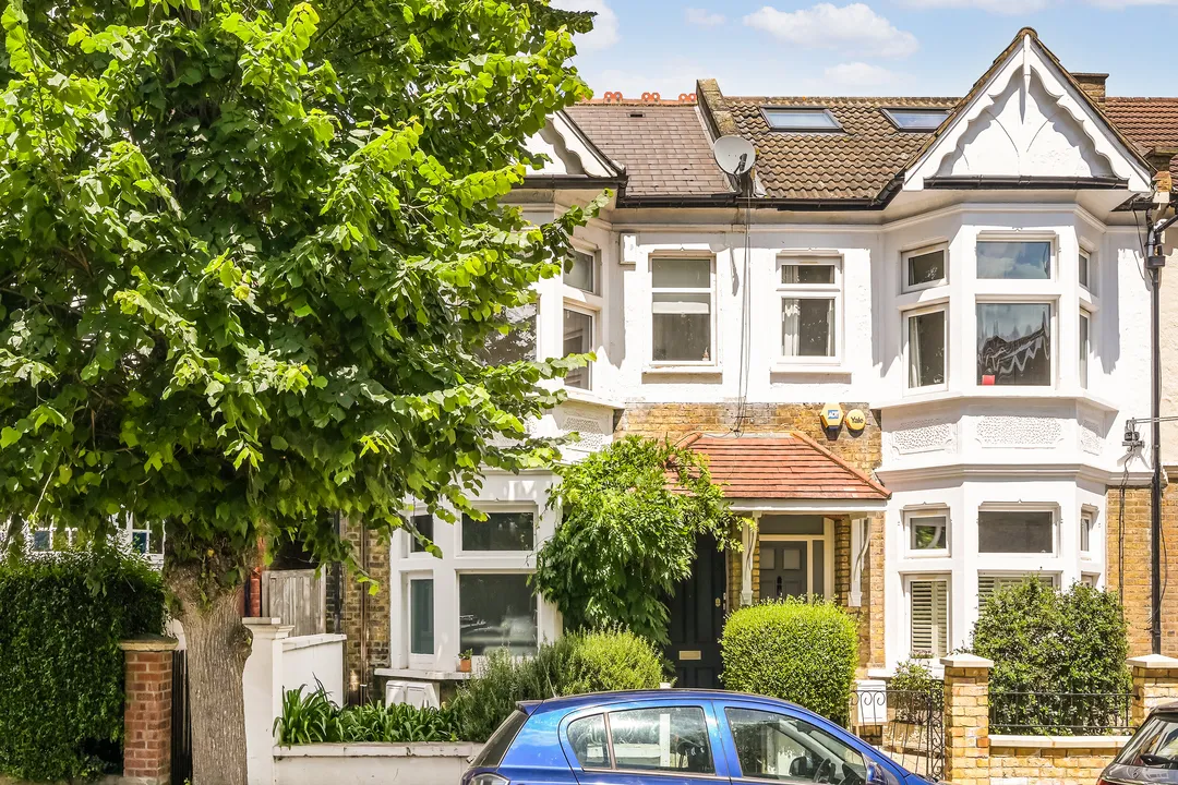 Flat Airedale Road in Greater London