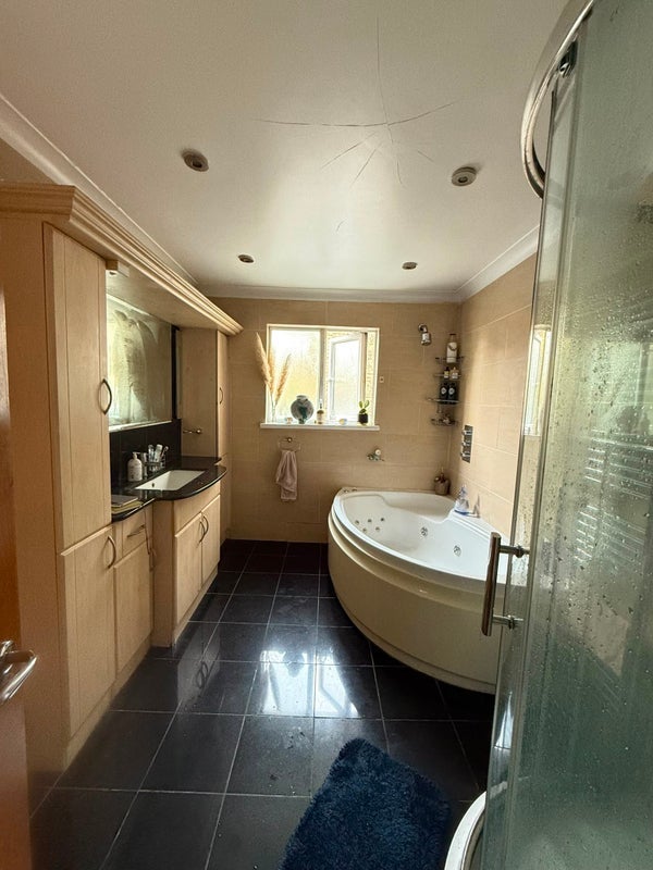 Room Dresden Road in Greater London