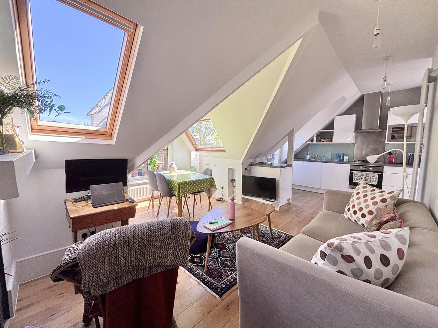 Flat Walm Lane in Greater London