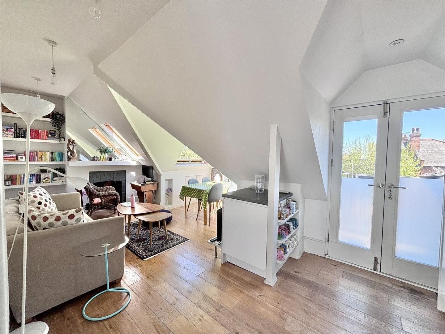 Flat Walm Lane in Greater London