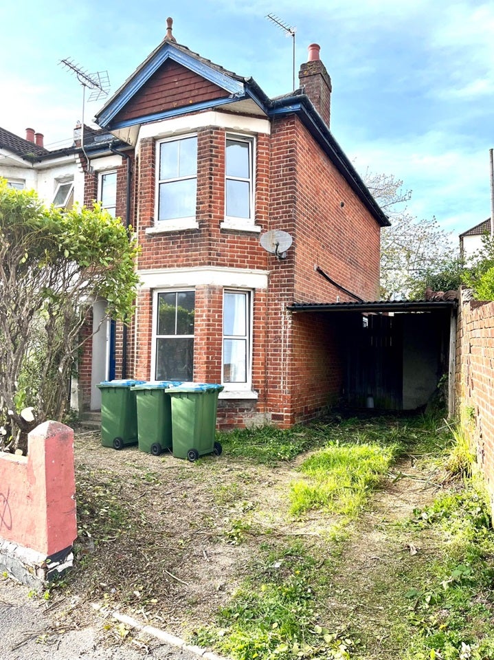 House Wilton Avenue in Southampton