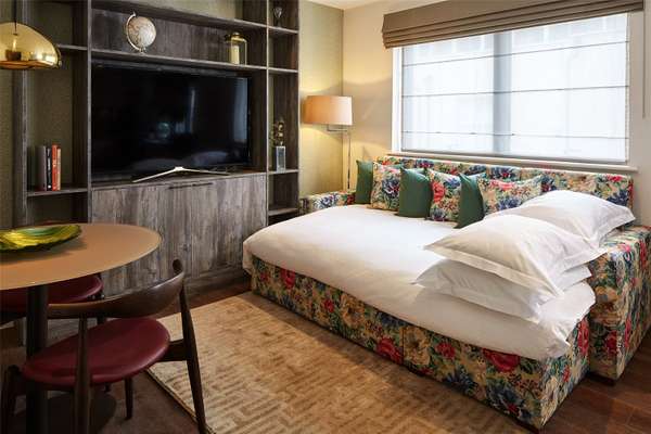 Flat Cheval Place in Greater London