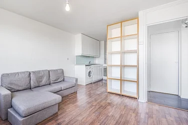 Flat Inworth Street in Greater London