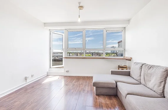 Flat Inworth Street in Greater London