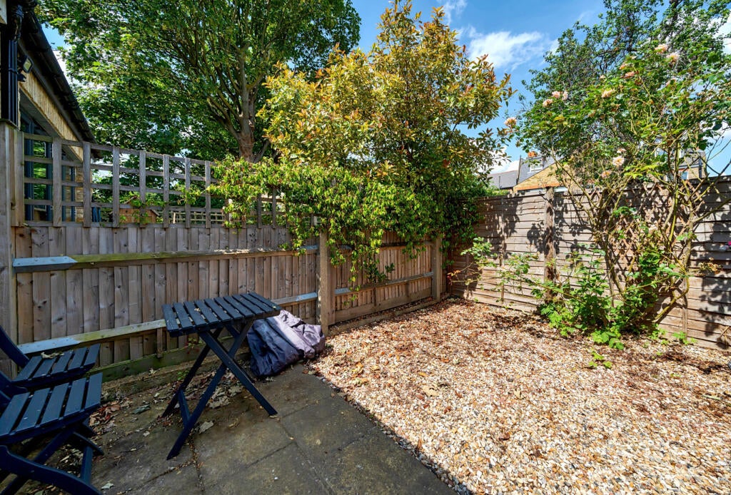 Flat Midmoor Road in Greater London