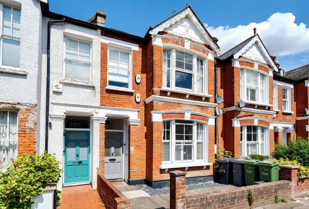 Flat Midmoor Road in Greater London