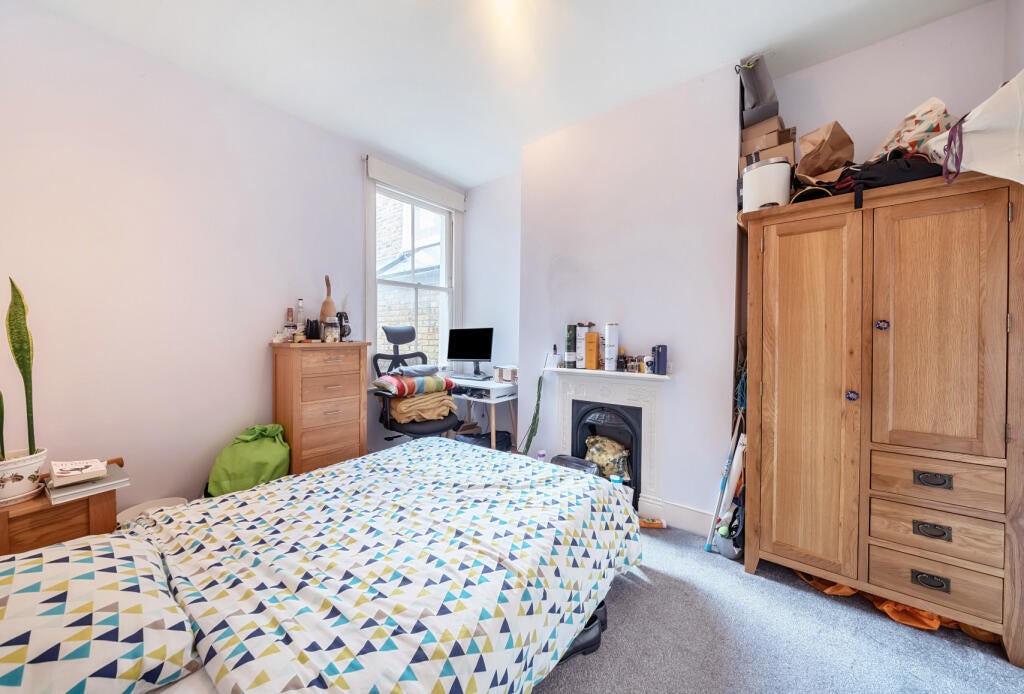 Flat Midmoor Road in Greater London