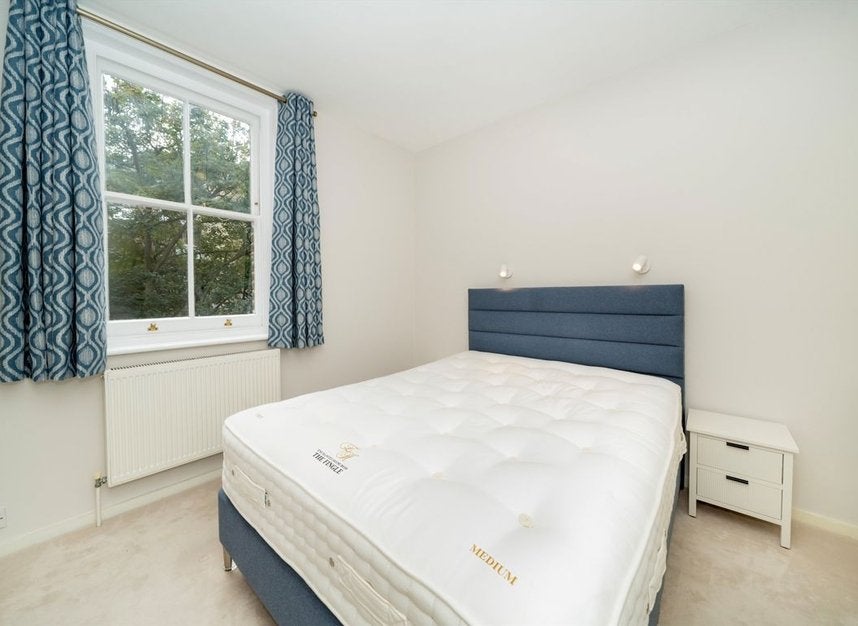 Flat Earl's Court Square in Greater London