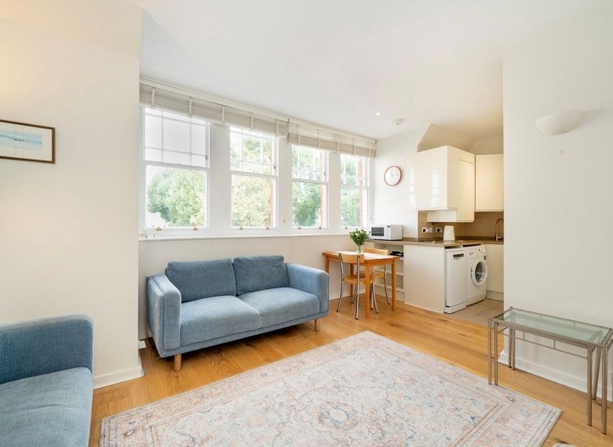 Flat Earl's Court Square in Greater London