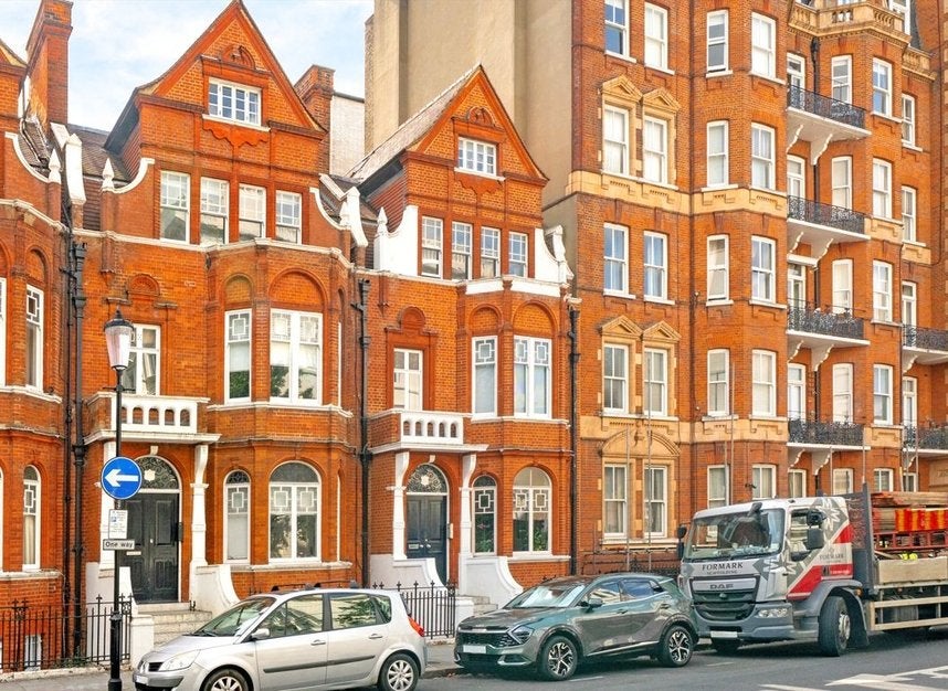 Flat Earl's Court Square in Greater London