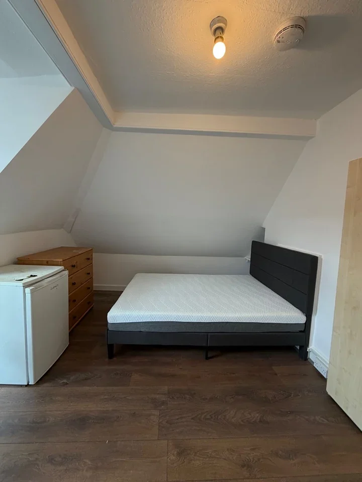Room Hoe Street in Greater London