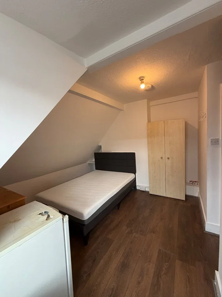 Room Hoe Street in Greater London