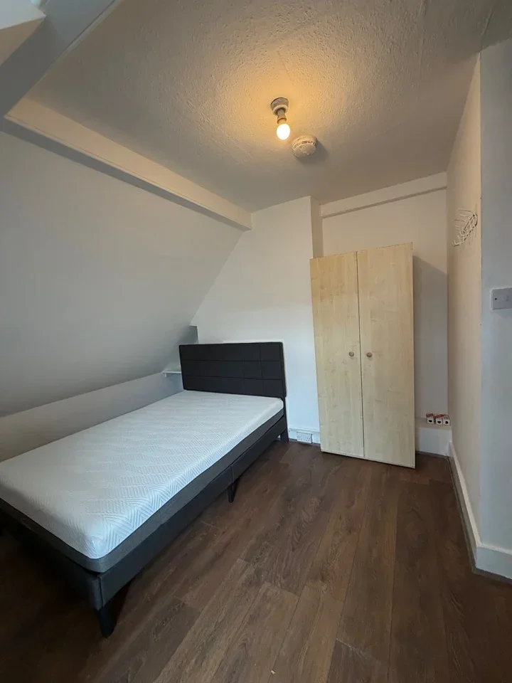 Room Hoe Street in Greater London