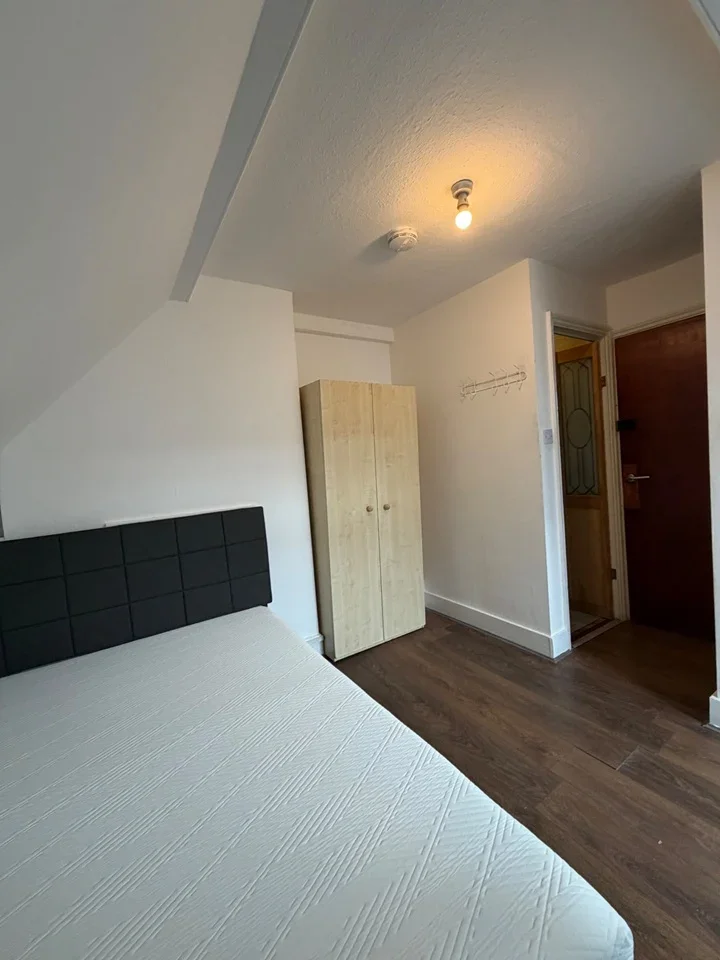 Room Hoe Street in Greater London