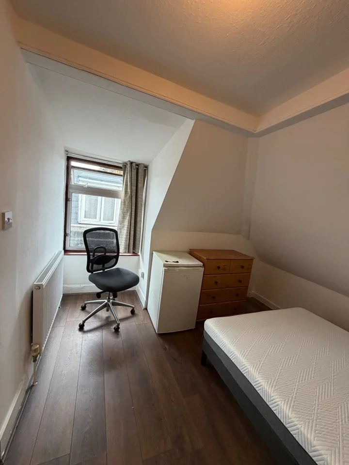 Room Hoe Street in Greater London