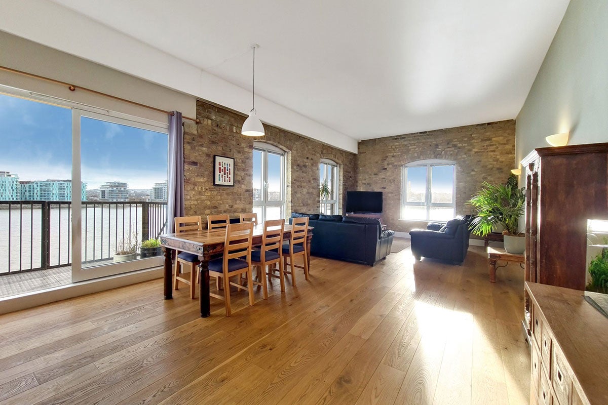 Flat Storers Quay in Greater London