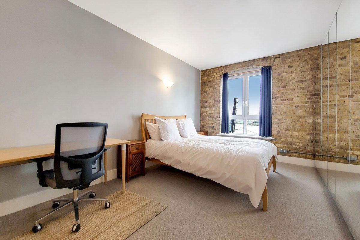 Flat Storers Quay in Greater London
