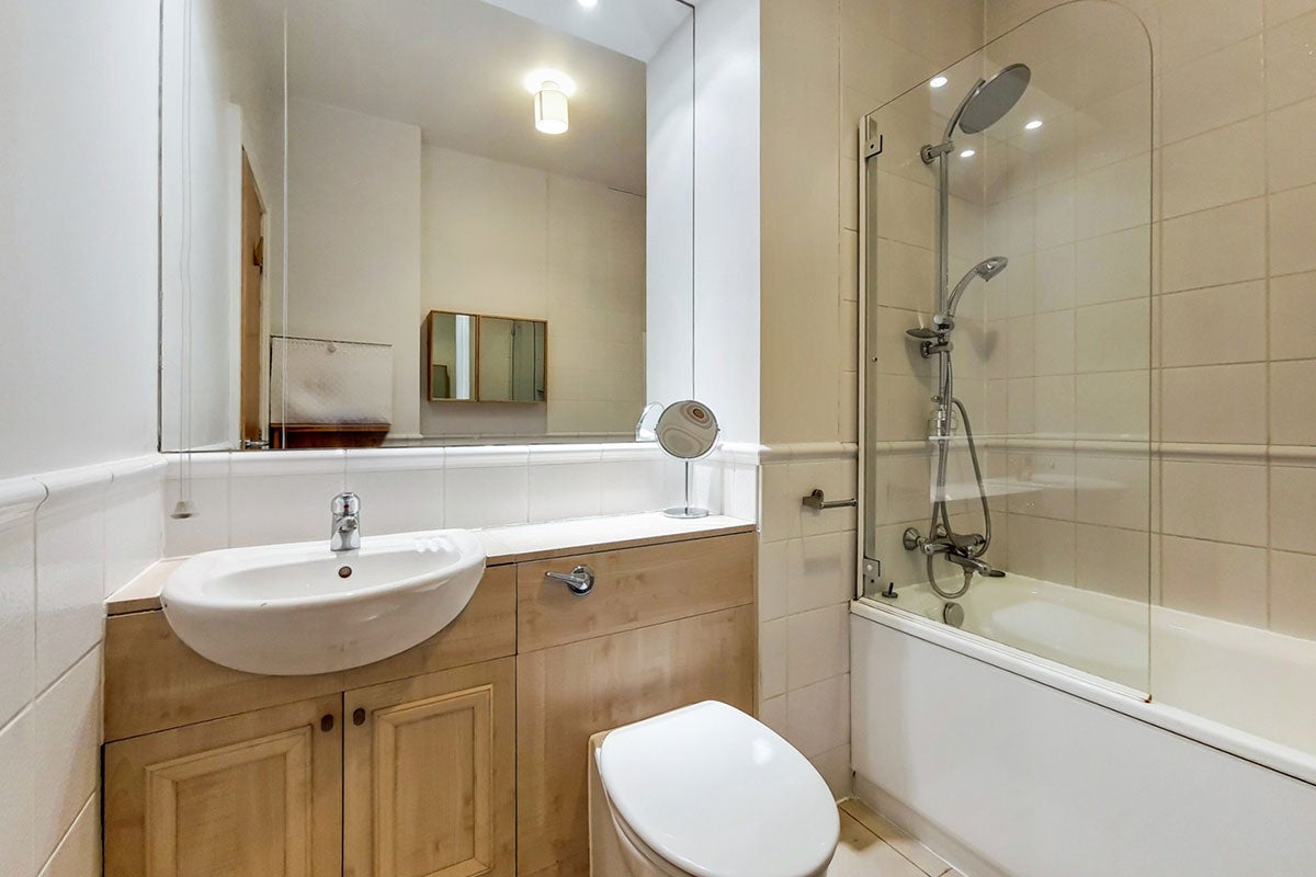 Flat Storers Quay in Greater London
