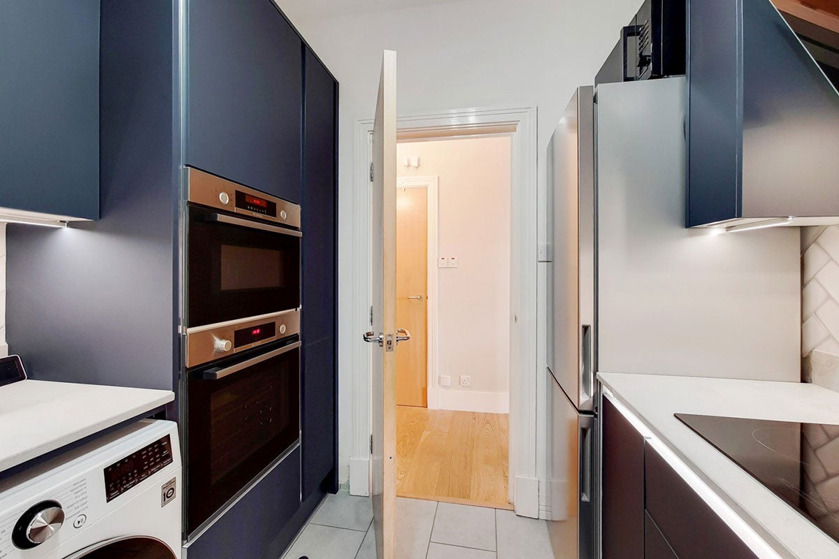 Flat Storers Quay in Greater London