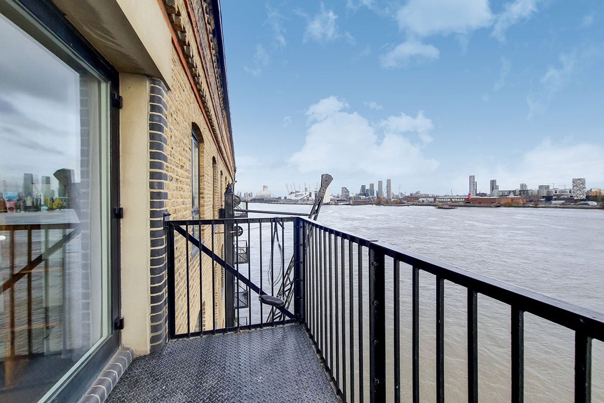 Flat Storers Quay in Greater London