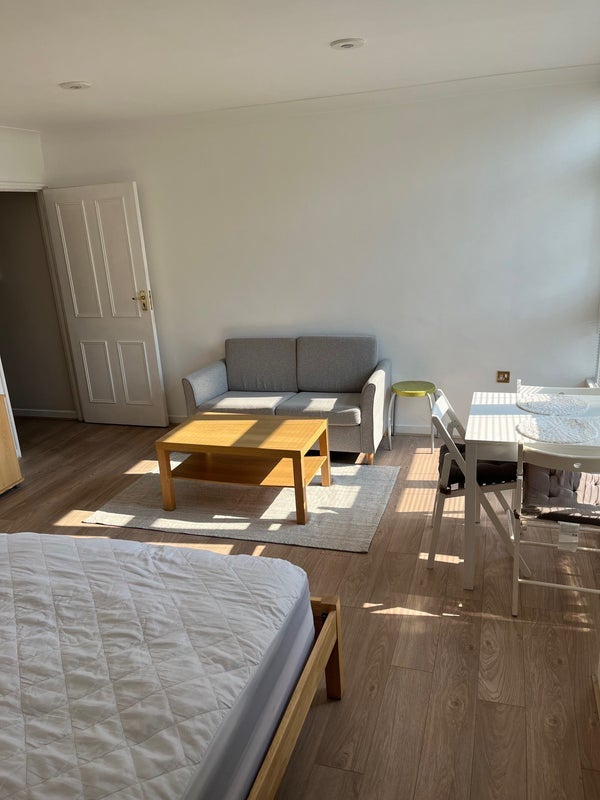 Room Woking Close in Greater London