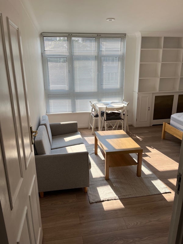 Room Woking Close in Greater London
