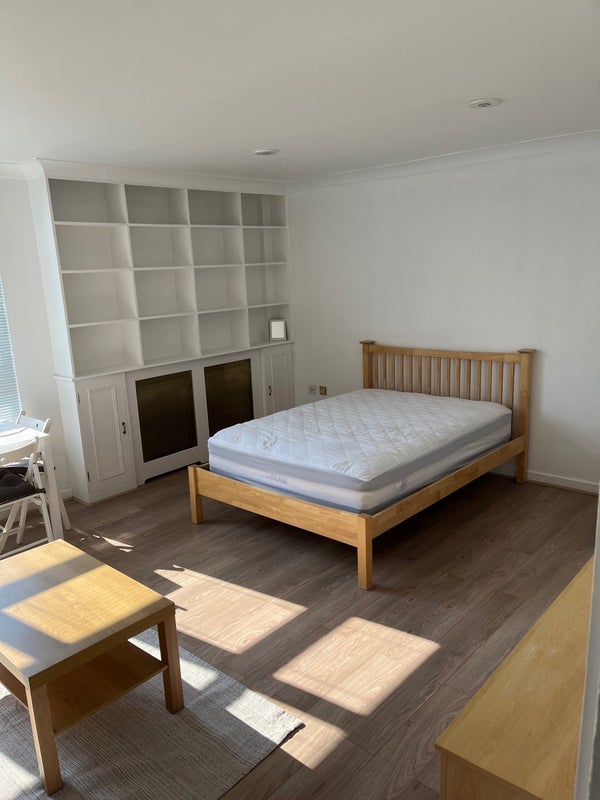 Room Woking Close in Greater London