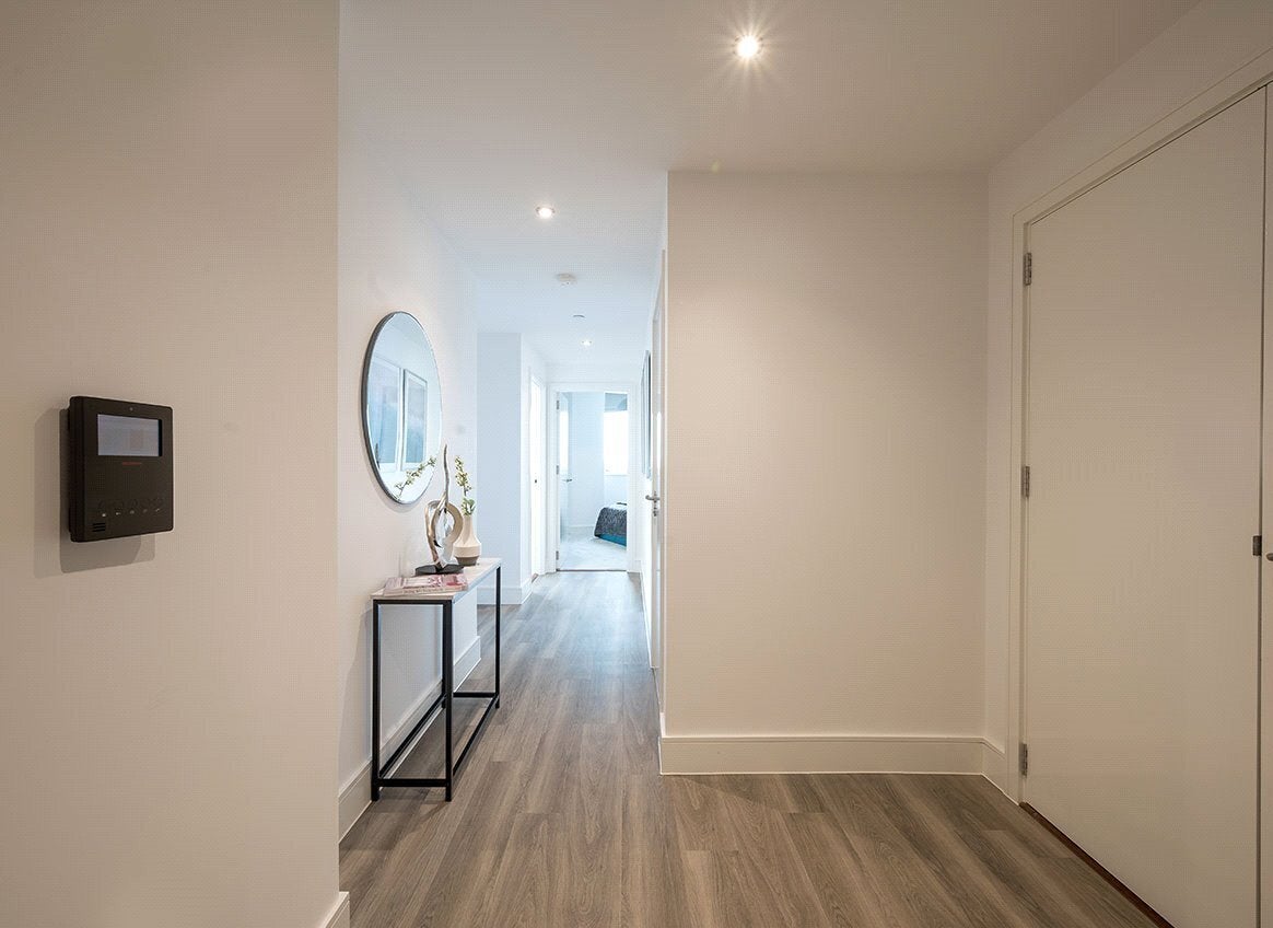 Flat Healum Avenue in Greater London