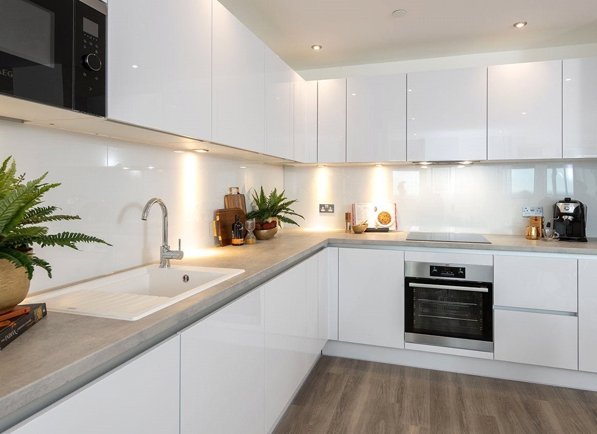 Flat Healum Avenue in Greater London
