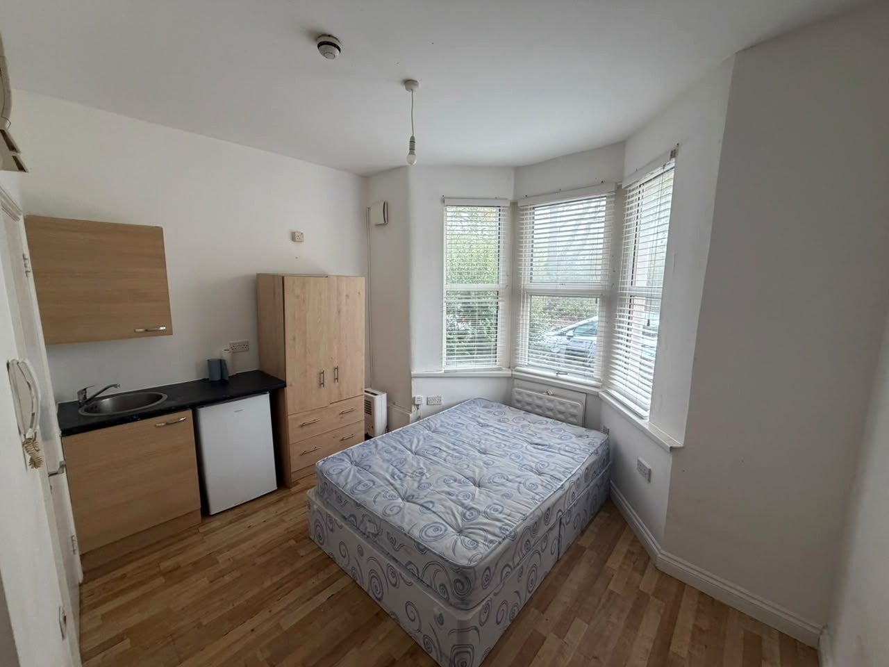 Flat La Rose Lane in Greater London