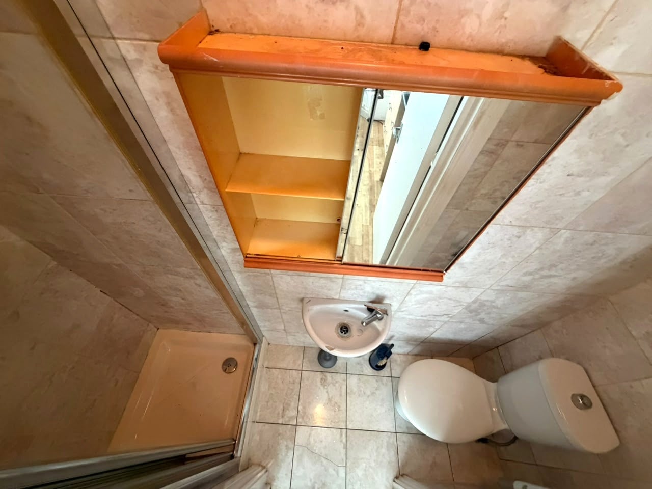 Flat La Rose Lane in Greater London