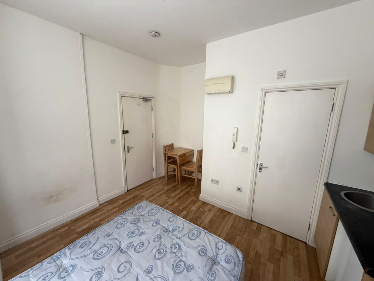 Flat La Rose Lane in Greater London