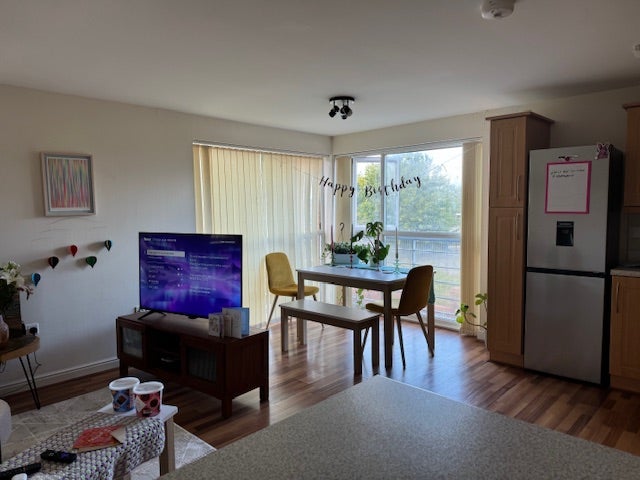 Room Lawn Close in Harry Stoke
