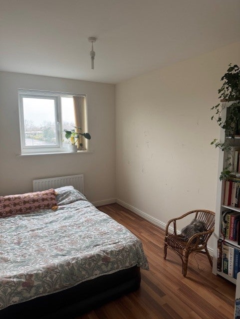Room Lawn Close in Harry Stoke
