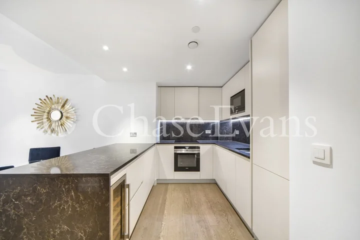 Room Vaughan Way in Greater London