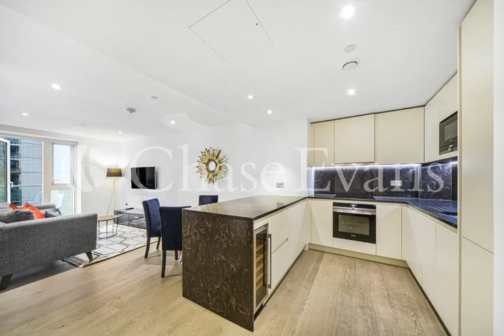 Room Vaughan Way in Greater London