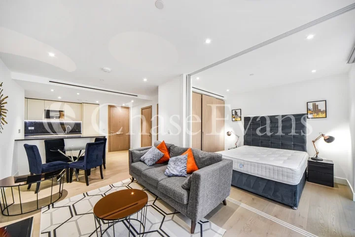 Room Vaughan Way in Greater London